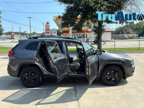 Used 2018 Jeep Cherokee Latitude w/ Altitude Package FWD image 16