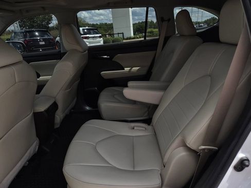 Used 2022 Toyota Highlander XLE FWD image 18