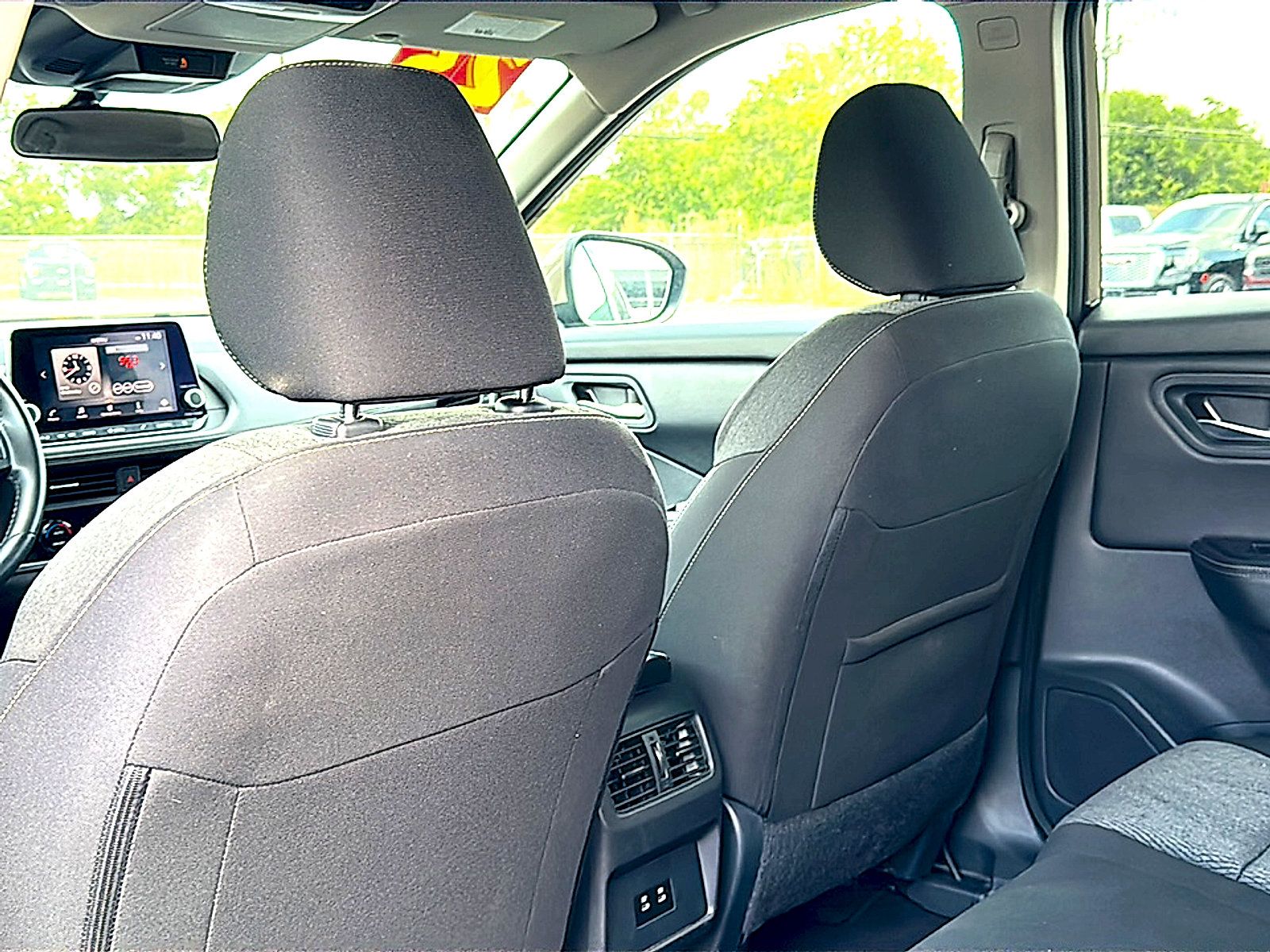 Used 2025 Nissan Rogue SV FWD image 17
