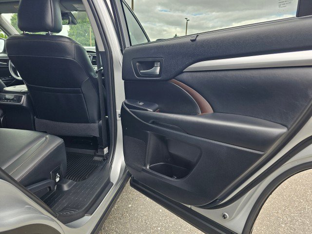 Used 2019 Toyota Highlander XLE AWD/4WD image 16
