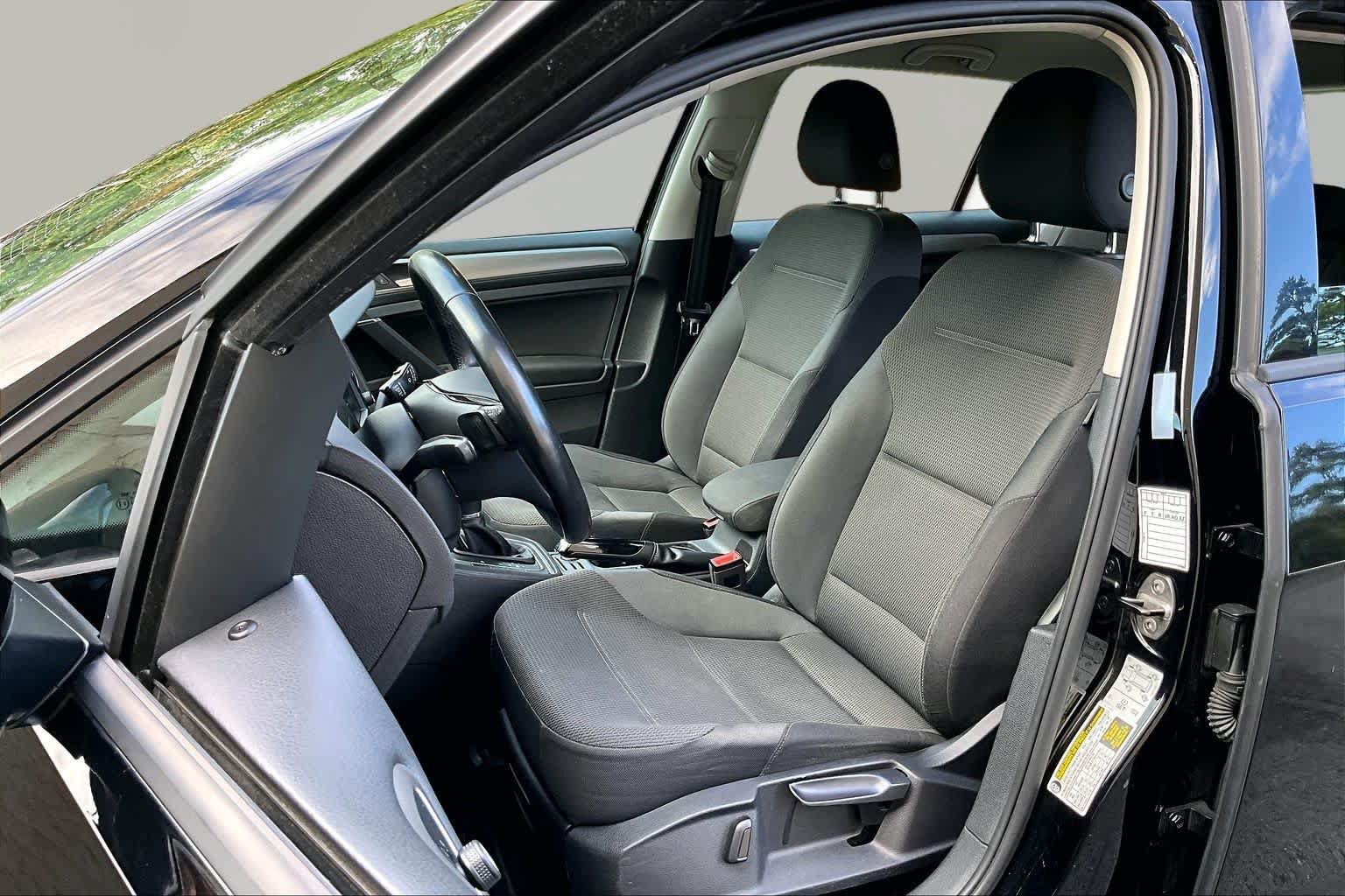 Used 2017 Volkswagen Golf S FWD image 8