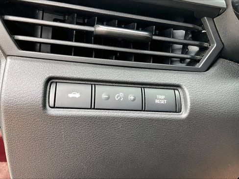 Used 2024 Nissan Altima 2.5 SV FWD image 32