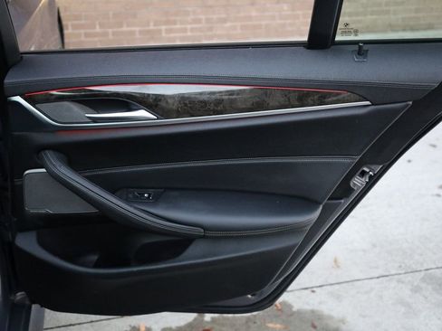 Used 2022 BMW M550i xDrive image 18