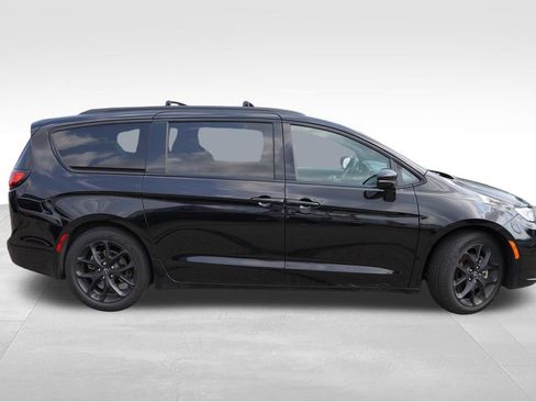 Certified 2025 Chrysler Pacifica Limited FWD image 2