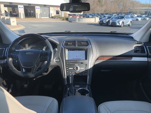 Used 2018 Ford Explorer Platinum image 30