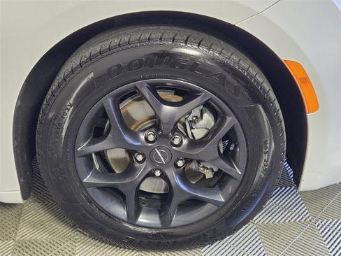 Used 2019 Chrysler Pacifica Touring-L w/ S Appearance Package image 14