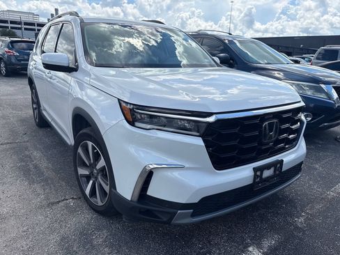 Used 2024 Honda Pilot Touring image 1