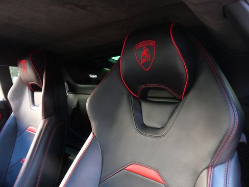 Used 2021 Lamborghini Huracan EVO image 17