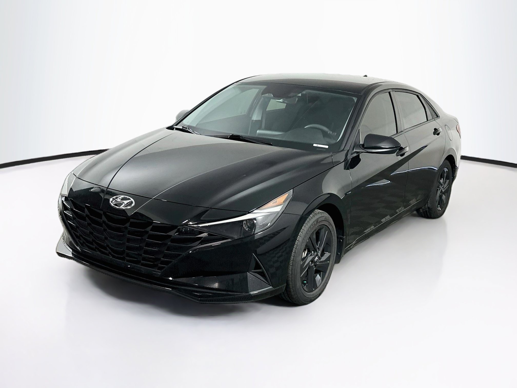 Used 2023 Hyundai Elantra SEL w/ Preferred Accessory Package FWD image 3
