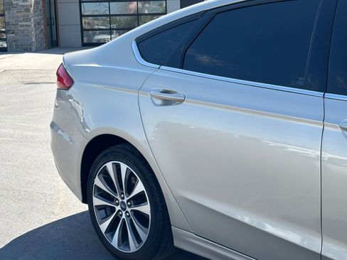 Used 2019 Ford Fusion SE AWD/4WD image 3