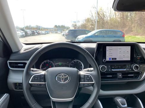 Used 2025 Toyota Highlander LE AWD/4WD image 18
