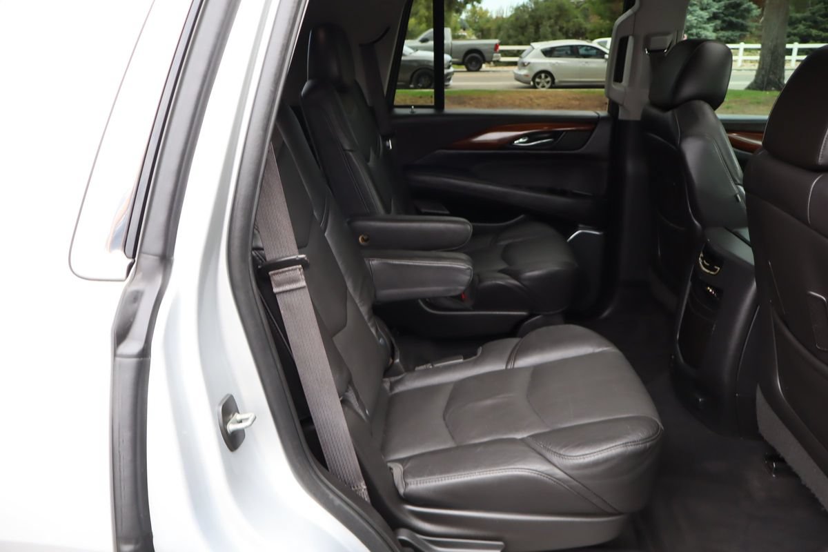 Used 2016 Cadillac Escalade Luxury AWD/4WD image 22