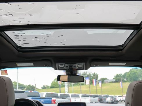 Used 2021 Chevrolet Tahoe Z71 w/ Luxury Package AWD/4WD image 6