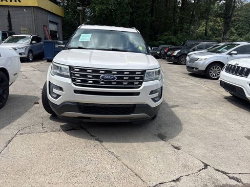 Used 2017 Ford Explorer XLT w/ Equipment Group 202A FWD image 3