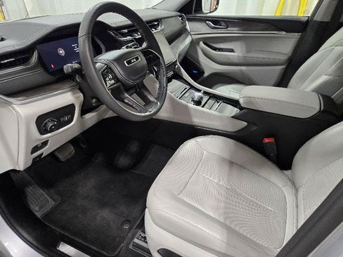 Used 2023 Jeep Grand Cherokee Overland AWD/4WD image 10