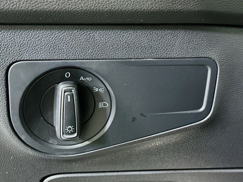 Used 2022 Volkswagen Tiguan SE image 17