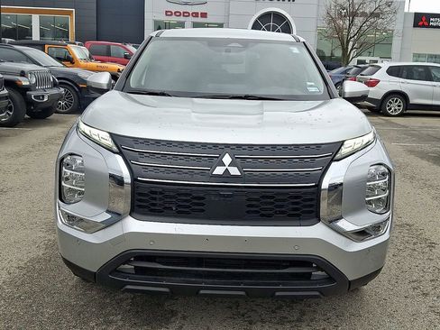 Used 2024 Mitsubishi Outlander SE image 2