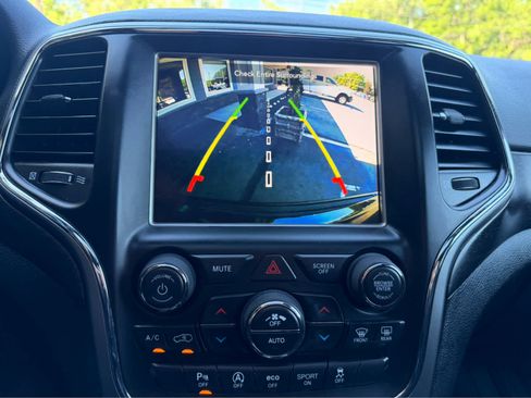 Used 2018 Jeep Grand Cherokee Altitude AWD/4WD image 22