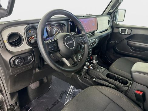Used 2024 Jeep Gladiator Sport AWD/4WD image 9