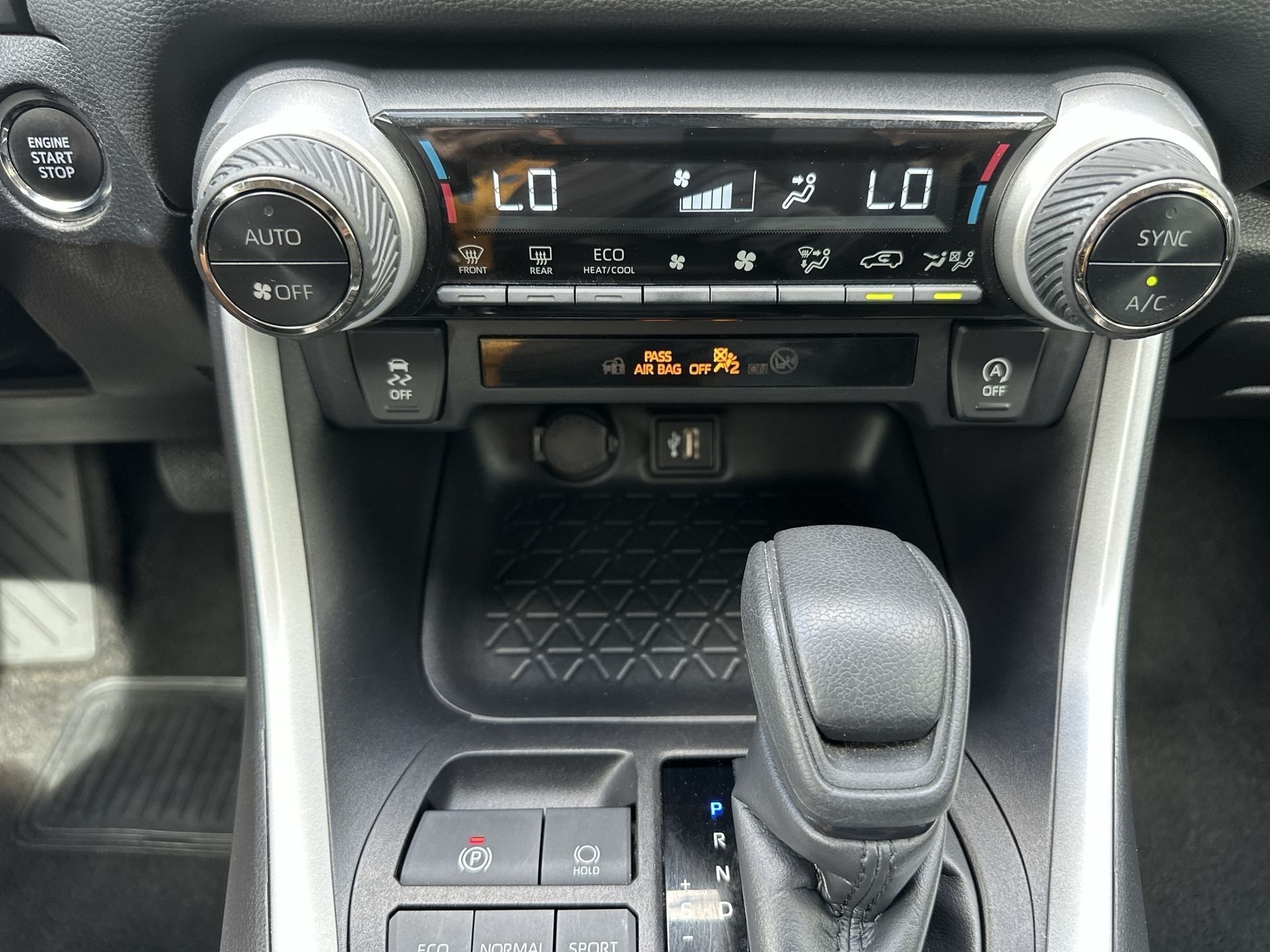 Used 2024 Toyota RAV4 XLE FWD image 34
