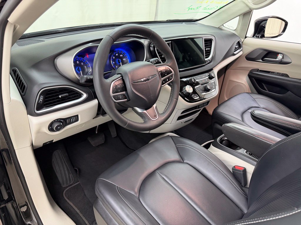 Used 2024 Chrysler Pacifica Touring-L FWD image 21