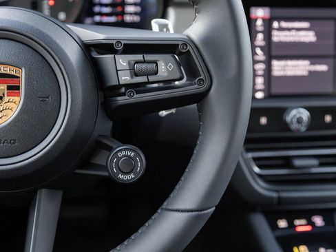 Certified 2026 Porsche Macan AWD/4WD image 16