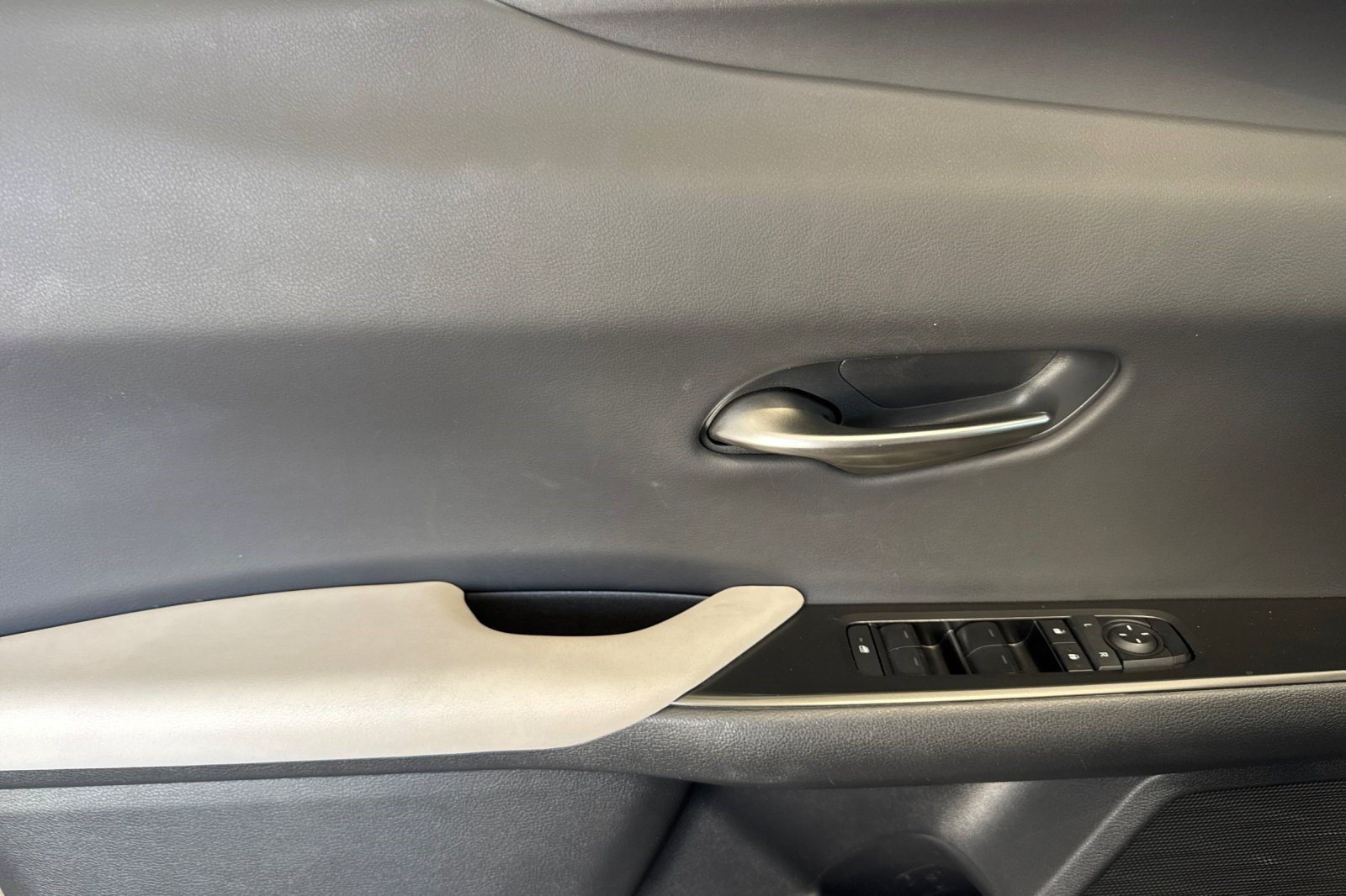 Certified 2025 Lexus UX 300h FWD w/ Accessory Package (Z2) image 12