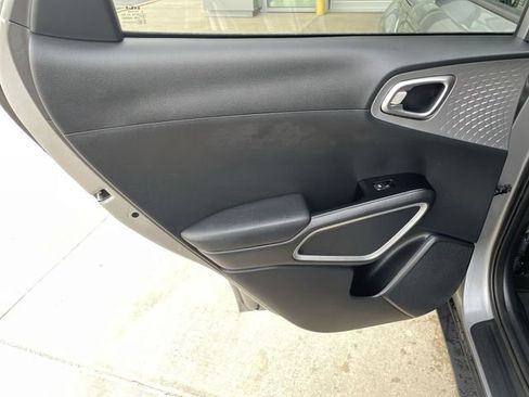 Used 2025 Kia Soul LX w/ LX Technology Package FWD image 28