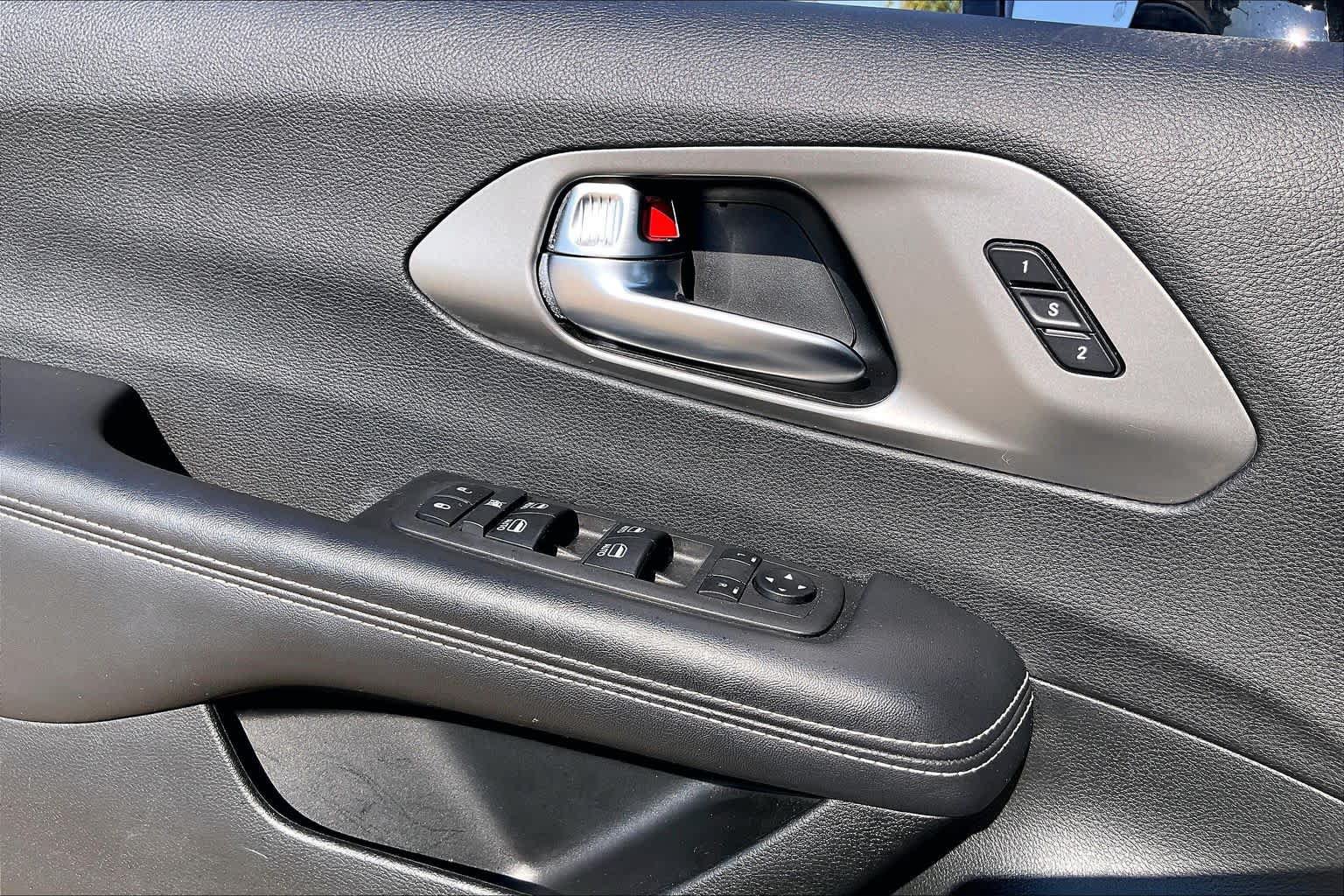 Used 2025 Chrysler Pacifica Select FWD image 27