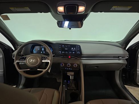 Used 2025 Hyundai Elantra SE image 9
