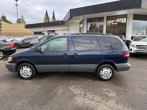 Used 2001 Toyota Sienna LE image 2