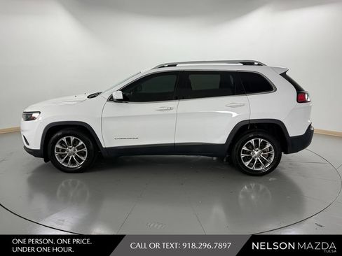 Used 2019 Jeep Cherokee Latitude Plus w/ Comfort/Convenience Group FWD image 9