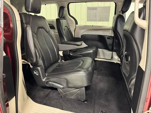 Used 2019 Chrysler Pacifica Touring-L image 11