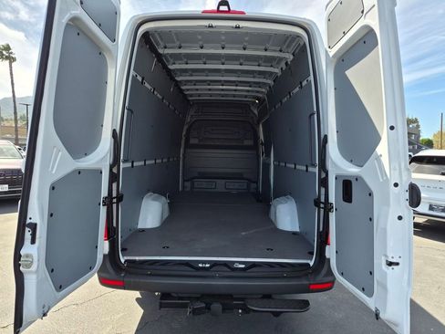Used 2025 Mercedes-Benz Sprinter 2500 image 17