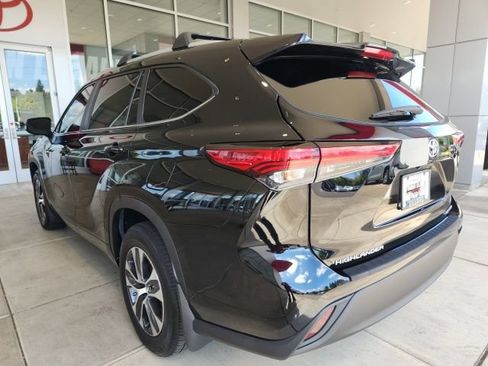Used 2023 Toyota Highlander XLE AWD/4WD image 9