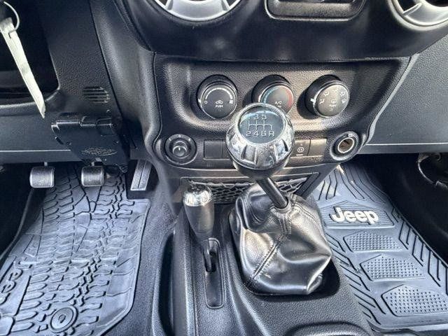 Used 2011 Jeep Wrangler Unlimited Sahara w/ Connectivity Group AWD/4WD image 28