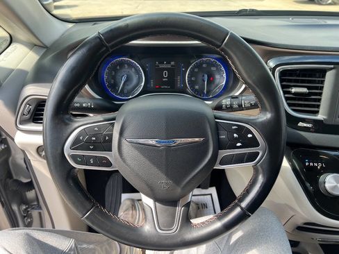 Used 2018 Chrysler Pacifica Touring-L FWD image 11