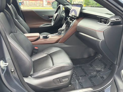 Used 2024 Toyota Venza Limited AWD/4WD image 11