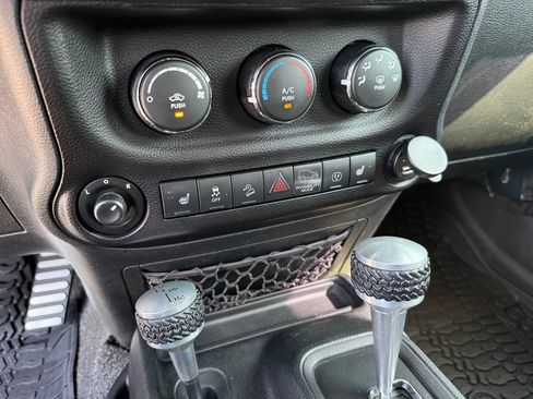 Used 2017 Jeep Wrangler Unlimited Sahara AWD/4WD image 19