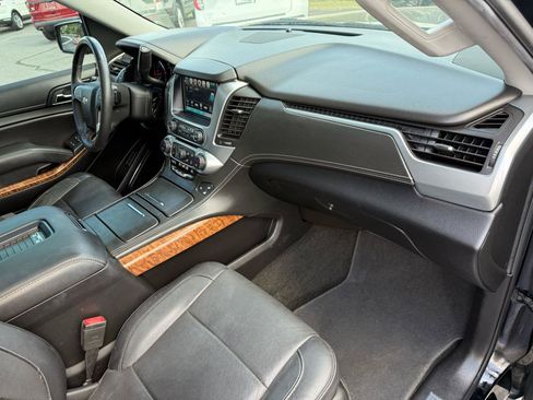 Used 2018 Chevrolet Suburban Premier RWD image 25