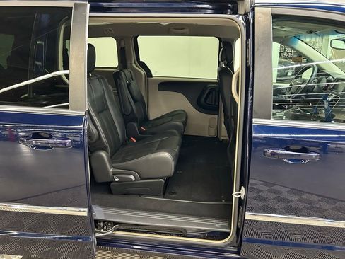 Used 2015 Chrysler Town & Country Touring FWD image 12