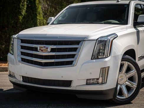 Used 2016 Cadillac Escalade Luxury image 2