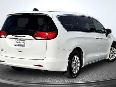Used 2022 Chrysler Voyager LX FWD image 6