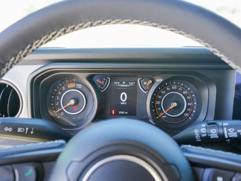 Used 2025 Jeep Wrangler Sport S image 13