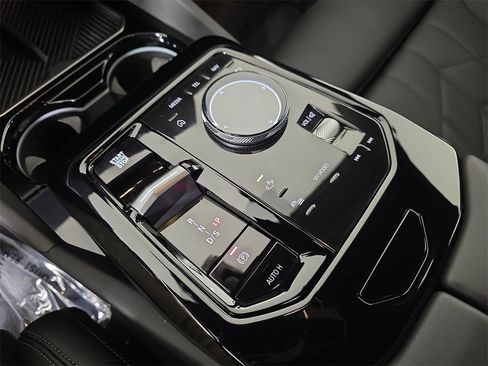 Used 2025 BMW 530i xDrive w/ Premium Package image 28