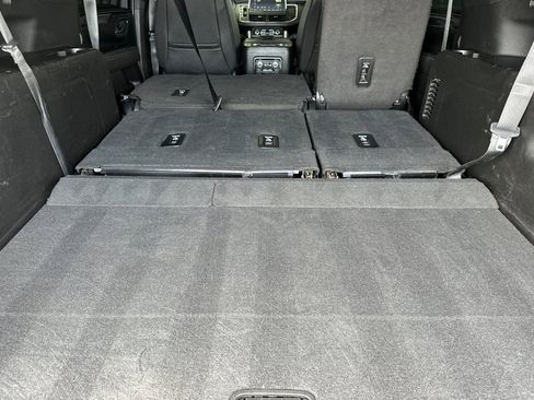 Used 2022 GMC Yukon XL SLT w/ SLT Luxury Package RWD image 16