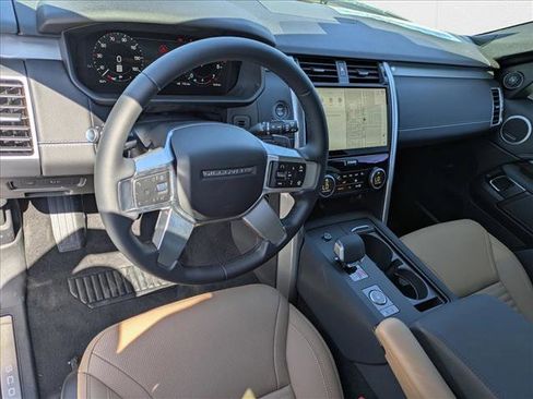 New 2025 Land Rover Discovery Dynamic SE image 3