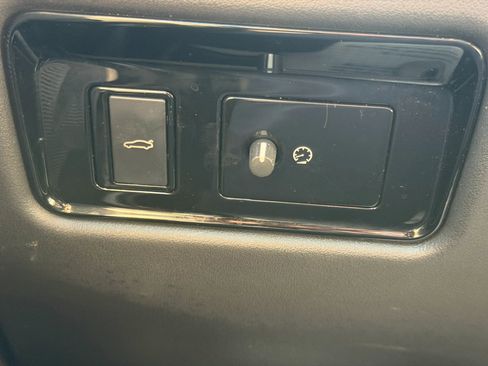 Used 2019 Jaguar XE Premium image 22