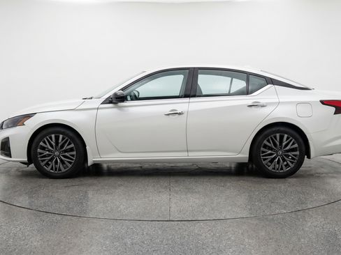 Used 2025 Nissan Altima 2.5 SV FWD image 5