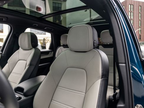 Certified 2025 Porsche Cayenne AWD/4WD image 5
